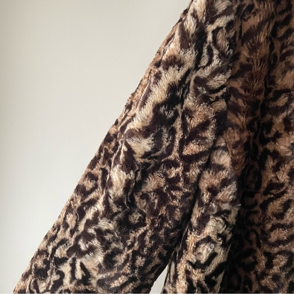 Tobias Leopard Print Plush Faux Fur Bomber Jacket Mob Wife Size Large - Picture 3 of 10